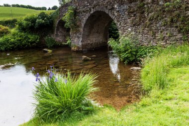 Lorna Doone Çiftliği ve Badgworthy Nehri üzerindeki taş köprü Malmsmead, Exmoor, Somerset, İngiltere