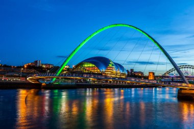 Newcastle ve Gateshead gün batımında Gateshead Millennium Köprüsü 'nü, adaçayı ve Tyne Köprülerini gösteriyor..