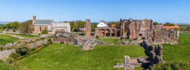 Northumberland, Kutsal Ada 'daki Lindisfarne Manastırı İngiltere' nin kuzeydoğu kıyısında gelgit adasıdır..