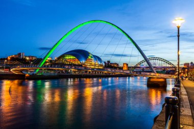 Newcastle ve Gateshead gün batımında Gateshead Millennium Köprüsü 'nü, adaçayı ve Tyne Köprülerini gösteriyor..