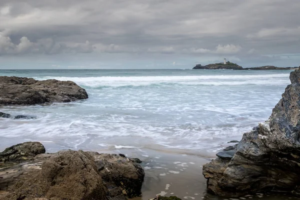 Vlny Havárie Přes Skály Godrevy Výhledem Maják Godrevy Island Cornwall — Stock fotografie