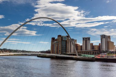 Mavi gökyüzü ve beyaz bulutlu Milenyum Köprüsü Newcastle.
