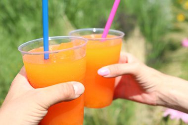 Pipetle ezilmiş portakal buzu. Yazın her tezgahta servis edilir..