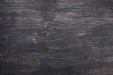 Kapıdaki çatlak eski bir boyanın yatay koyu dokusu..