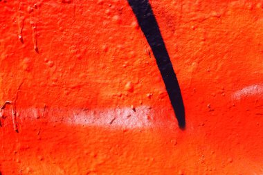 Siyah ve turuncu püskürtülmüş duvar biraz koyu renk..