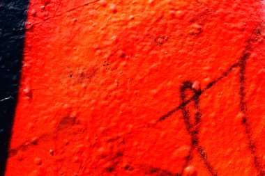 Siyah ve turuncu püskürtmeli duvar dokusu.