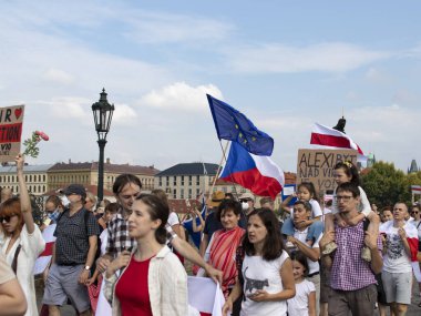 Prag, Çek Cumhuriyeti. Ne zaman: 15.8.2020. Saat 15: 00-18: 00 arası. Çek Cumhuriyeti 'nden Beyaz Ruslara destek. Beyaz Rusya Devlet Başkanı Alexander Lukashenko 'nun rejimine karşı düzenlenen gösteriye birçok kişi geldi. Çekler, Beyaz Rusyalılar, Ukrain