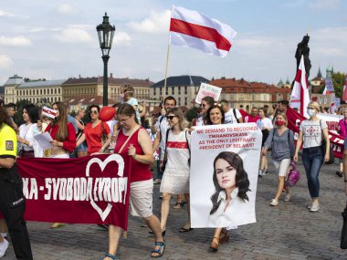 Prag, Çek Cumhuriyeti. Ne zaman: 15.8.2020. Saat 15: 00-18: 00 arası. Çek Cumhuriyeti 'nden Beyaz Ruslara destek. Beyaz Rusya Devlet Başkanı Alexander Lukashenko 'nun rejimine karşı düzenlenen gösteriye birçok kişi geldi. Çekler, Beyaz Rusyalılar, Ukrain
