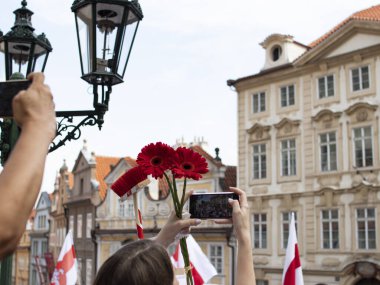 Prag, Çek Cumhuriyeti. Ne zaman: 15.8.2020. Saat 15: 00-18: 00 arası. Çek Cumhuriyeti 'nden Beyaz Ruslara destek. Beyaz Rusya Devlet Başkanı Alexander Lukashenko 'nun rejimine karşı düzenlenen gösteriye birçok kişi geldi. Çekler, Beyaz Rusyalılar, Ukrain