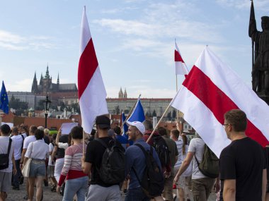 Prag, Çek Cumhuriyeti. Ne zaman: 15.8.2020. Saat 15: 00-18: 00 arası. Çek Cumhuriyeti 'nden Beyaz Ruslara destek. Beyaz Rusya Devlet Başkanı Alexander Lukashenko 'nun rejimine karşı düzenlenen gösteriye birçok kişi geldi. Çekler, Beyaz Rusyalılar, Ukrain