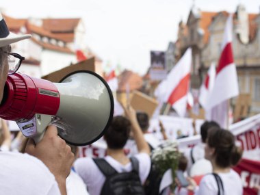 Prag, Çek Cumhuriyeti. Ne zaman: 15.8.2020. Saat 15: 00-18: 00 arası. Çek Cumhuriyeti 'nden Beyaz Ruslara destek. Beyaz Rusya Devlet Başkanı Alexander Lukashenko 'nun rejimine karşı düzenlenen gösteriye birçok kişi geldi. Çekler, Beyaz Rusyalılar, Ukrain