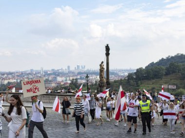 Prag, Çek Cumhuriyeti. Ne zaman: 15.8.2020. Saat 15: 00-18: 00 arası. Çek Cumhuriyeti 'nden Beyaz Ruslara destek. Beyaz Rusya Devlet Başkanı Alexander Lukashenko 'nun rejimine karşı düzenlenen gösteriye birçok kişi geldi. Çekler, Beyaz Rusyalılar, Ukrain
