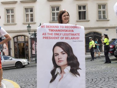 Prag, Çek Cumhuriyeti. Ne zaman: 15.8.2020. Saat 15: 00-18: 00 arası. Çek Cumhuriyeti 'nden Beyaz Ruslara destek. Beyaz Rusya Devlet Başkanı Alexander Lukashenko 'nun rejimine karşı düzenlenen gösteriye birçok kişi geldi. Çekler, Beyaz Rusyalılar, Ukrain