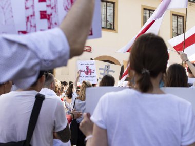 Prag, Çek Cumhuriyeti. Ne zaman: 15.8.2020. Saat 15: 00-18: 00 arası. Çek Cumhuriyeti 'nden Beyaz Ruslara destek. Beyaz Rusya Devlet Başkanı Alexander Lukashenko 'nun rejimine karşı düzenlenen gösteriye birçok kişi geldi. Çekler, Beyaz Rusyalılar, Ukrain