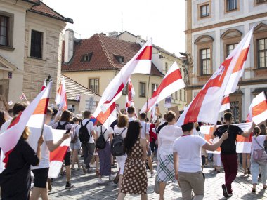Prag, Çek Cumhuriyeti. Ne zaman: 15.8.2020. Saat 15: 00-18: 00 arası. Çek Cumhuriyeti 'nden Beyaz Ruslara destek. Beyaz Rusya Devlet Başkanı Alexander Lukashenko 'nun rejimine karşı düzenlenen gösteriye birçok kişi geldi. Çekler, Beyaz Rusyalılar, Ukrain