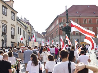 Prag, Çek Cumhuriyeti. Ne zaman: 15.8.2020. Saat 15: 00-18: 00 arası. Çek Cumhuriyeti 'nden Beyaz Ruslara destek. Beyaz Rusya Devlet Başkanı Alexander Lukashenko 'nun rejimine karşı düzenlenen gösteriye birçok kişi geldi. Çekler, Beyaz Rusyalılar, Ukrain