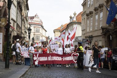 Prag, Çek Cumhuriyeti. Ne zaman: 15.8.2020. Saat 15: 00-18: 00 arası. Çek Cumhuriyeti 'nden Beyaz Ruslara destek. Beyaz Rusya Devlet Başkanı Alexander Lukashenko 'nun rejimine karşı düzenlenen gösteriye birçok kişi geldi. Çekler, Beyaz Rusyalılar, Ukrain