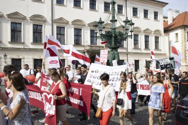 Prag, Çek Cumhuriyeti. Ne zaman: 15.8.2020. Saat 15: 00-18: 00 arası. Çek Cumhuriyeti 'nden Beyaz Ruslara destek. Beyaz Rusya Devlet Başkanı Alexander Lukashenko 'nun rejimine karşı düzenlenen gösteriye birçok kişi geldi. Çekler, Beyaz Rusyalılar, Ukrain