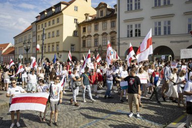 Prag, Çek Cumhuriyeti. Ne zaman: 15.8.2020. Saat 15: 00-18: 00 arası. Çek Cumhuriyeti 'nden Beyaz Ruslara destek. Beyaz Rusya Devlet Başkanı Alexander Lukashenko 'nun rejimine karşı düzenlenen gösteriye birçok kişi geldi. Çekler, Beyaz Rusyalılar, Ukrain