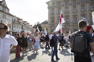 Prag, Çek Cumhuriyeti. Ne zaman: 15.8.2020. Saat 15: 00-18: 00 arası. Çek Cumhuriyeti 'nden Beyaz Ruslara destek. Beyaz Rusya Devlet Başkanı Alexander Lukashenko 'nun rejimine karşı düzenlenen gösteriye birçok kişi geldi. Çekler, Beyaz Rusyalılar, Ukrain