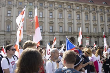 Prag, Çek Cumhuriyeti. Ne zaman: 15.8.2020. Saat 15: 00-18: 00 arası. Çek Cumhuriyeti 'nden Beyaz Ruslara destek. Beyaz Rusya Devlet Başkanı Alexander Lukashenko 'nun rejimine karşı düzenlenen gösteriye birçok kişi geldi. Çekler, Beyaz Rusyalılar, Ukrain
