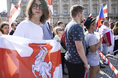 Prag, Çek Cumhuriyeti. Ne zaman: 15.8.2020. Saat 15: 00-18: 00 arası. Çek Cumhuriyeti 'nden Beyaz Ruslara destek. Beyaz Rusya Devlet Başkanı Alexander Lukashenko 'nun rejimine karşı düzenlenen gösteriye birçok kişi geldi. Çekler, Beyaz Rusyalılar, Ukrain
