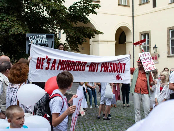 Prag, Çek Cumhuriyeti. Ne zaman: 15.8.2020. Saat 15: 00-18: 00 arası. Çek Cumhuriyeti 'nden Beyaz Ruslara destek. Beyaz Rusya Devlet Başkanı Alexander Lukashenko 'nun rejimine karşı düzenlenen gösteriye birçok kişi geldi. Çekler, Beyaz Rusyalılar, Ukrain