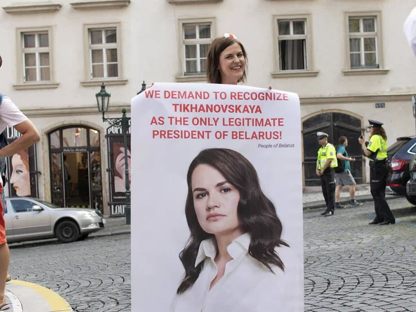 Prag, Çek Cumhuriyeti. Ne zaman: 15.8.2020. Saat 15: 00-18: 00 arası. Çek Cumhuriyeti 'nden Beyaz Ruslara destek. Beyaz Rusya Devlet Başkanı Alexander Lukashenko 'nun rejimine karşı düzenlenen gösteriye birçok kişi geldi. Çekler, Beyaz Rusyalılar, Ukrain