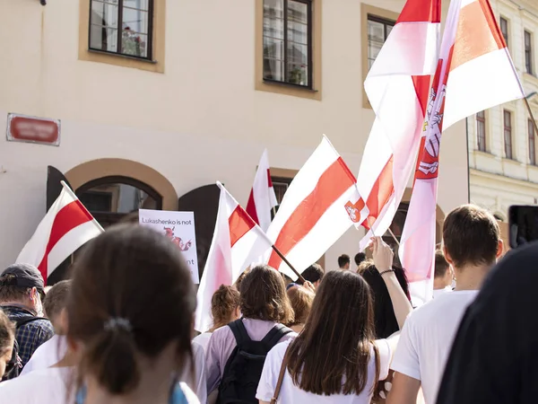 Prag, Çek Cumhuriyeti. Ne zaman: 15.8.2020. Saat 15: 00-18: 00 arası. Çek Cumhuriyeti 'nden Beyaz Ruslara destek. Beyaz Rusya Devlet Başkanı Alexander Lukashenko 'nun rejimine karşı düzenlenen gösteriye birçok kişi geldi. Çekler, Beyaz Rusyalılar, Ukrain