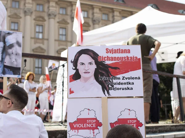 Prag, Çek Cumhuriyeti. Ne zaman: 15.8.2020. Saat 15: 00-18: 00 arası. Çek Cumhuriyeti 'nden Beyaz Ruslara destek. Beyaz Rusya Devlet Başkanı Alexander Lukashenko 'nun rejimine karşı düzenlenen gösteriye birçok kişi geldi. Çekler, Beyaz Rusyalılar, Ukrain