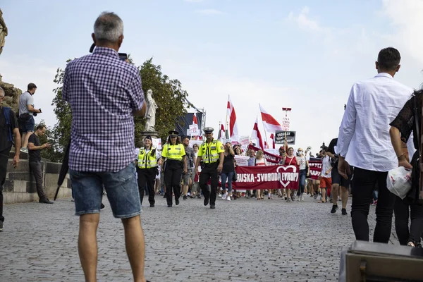 Prag, Çek Cumhuriyeti. Ne zaman: 15.8.2020. Saat 15: 00-18: 00 arası. Çek Cumhuriyeti 'nden Beyaz Ruslara destek. Beyaz Rusya Devlet Başkanı Alexander Lukashenko 'nun rejimine karşı düzenlenen gösteriye birçok kişi geldi. Çekler, Beyaz Rusyalılar, Ukrain