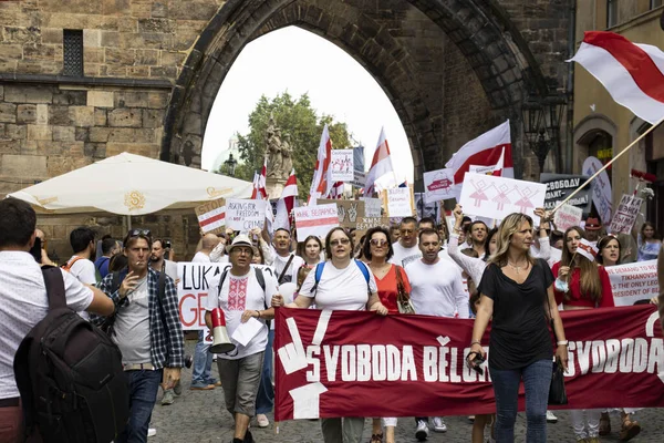 Prag, Çek Cumhuriyeti. Ne zaman: 15.8.2020. Saat 15: 00-18: 00 arası. Çek Cumhuriyeti 'nden Beyaz Ruslara destek. Beyaz Rusya Devlet Başkanı Alexander Lukashenko 'nun rejimine karşı düzenlenen gösteriye birçok kişi geldi. Çekler, Beyaz Rusyalılar, Ukrain
