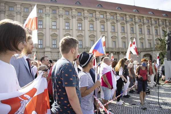 Prag, Çek Cumhuriyeti. Ne zaman: 15.8.2020. Saat 15: 00-18: 00 arası. Çek Cumhuriyeti 'nden Beyaz Ruslara destek. Beyaz Rusya Devlet Başkanı Alexander Lukashenko 'nun rejimine karşı düzenlenen gösteriye birçok kişi geldi. Çekler, Beyaz Rusyalılar, Ukrain