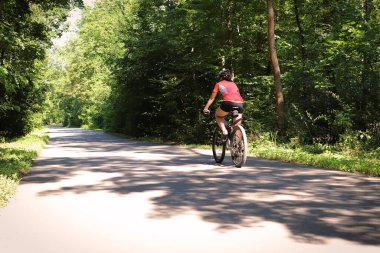 Bisikletçi ormanda dağ bisikleti sürüyor..