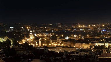 Şehrin gece panoramik fotoğrafı nehir ve yüzeyde güzel yansımaları var.