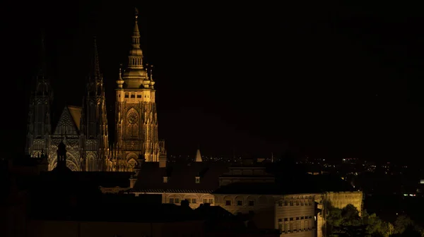 Çok eski bir katedralin ve kalenin bir kısmının gece fotoğrafı..