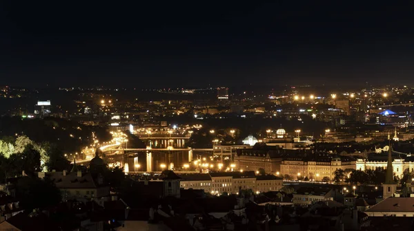Şehrin gece panoramik fotoğrafı nehir ve yüzeyde güzel yansımaları var.