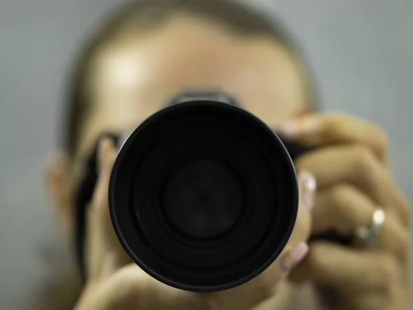 Kız aynada lensleri fotoğrafladı..