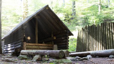 Serseriler ve yürüyüşçüler için dağlık bir ormanda küçük bir dağ evi..
