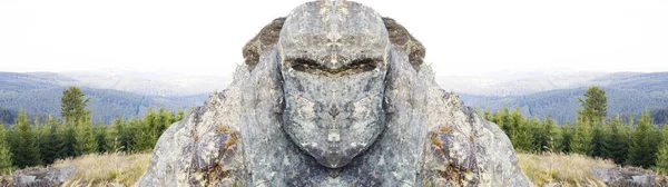 Dağın tepesindeki bir golemin başı ve omuzları..
