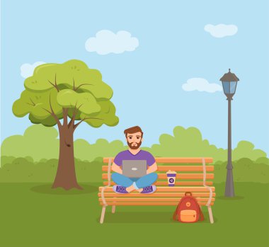 Serbest çalışan mutlu genç adamlar parktaki bankta kahveyle çalışıyorlar.