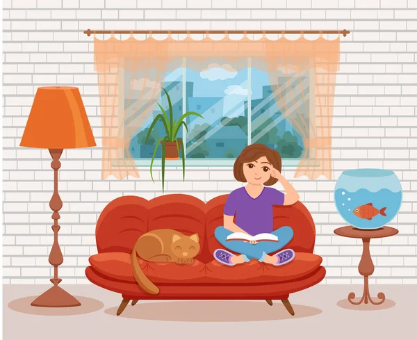 Jeune femme lecture livre assis sur le canapé — Image vectorielle