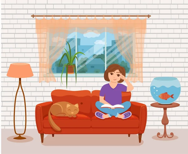 Jeune femme lisant un livre assis sur le canapé. Illustration vectorielle de dessin animé coloré — Image vectorielle