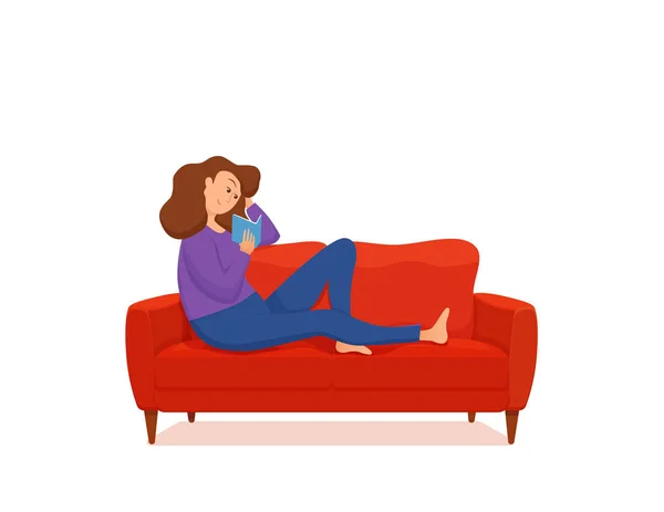 Giovane donna che legge libro seduta sul divano. Illustrazione colorata del vettore del fumetto — Vettoriale Stock