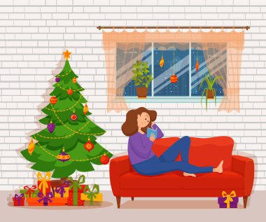 Genç kadın kanepede oturan kitap okuma