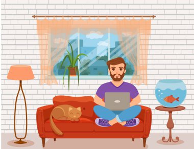 Serbest meslek mutlu genç erkekler ev oturma odasında kanepede çalışma.