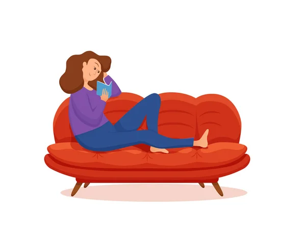 Giovane donna che legge libro seduta sul divano. Illustrazione colorata del vettore del fumetto — Vettoriale Stock