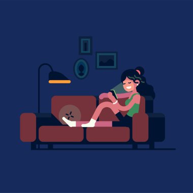 Neşeli yetişkin genç kadın gece geç saatlerde evde kanepede rahatlatıcı onun akıllı telefon kullanarak. Mobil internette gezinen kız, sosyal medyada boş zaman geçiriyor