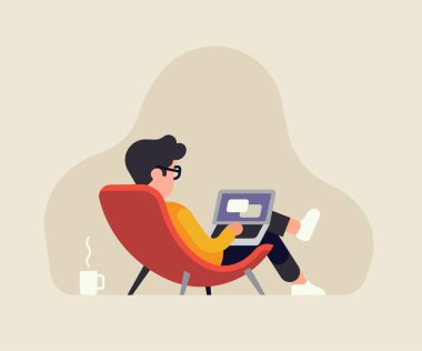 Dinlenme sandalyesinde rahat bir adam dizüstü bilgisayarla çalışıyor. Stressiz iş vektör konsepti çizimi evde ya da diğer rahat yerlerde çalışan erkek karakter ile