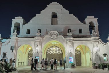 hatta gece sırasında Kaliforniya'da San Gabriel Mission Playhouse bir ön görünümü gösteren görüntü.